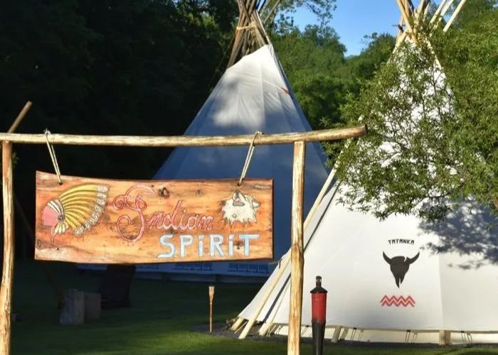 Cabane et tipis de l'Auvézère